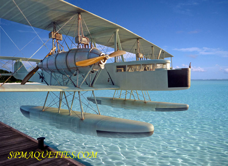 Maquette d'hydravion biplan Zeppelin Staaken L sur flotteurs, posé sur un lagon turquoise
