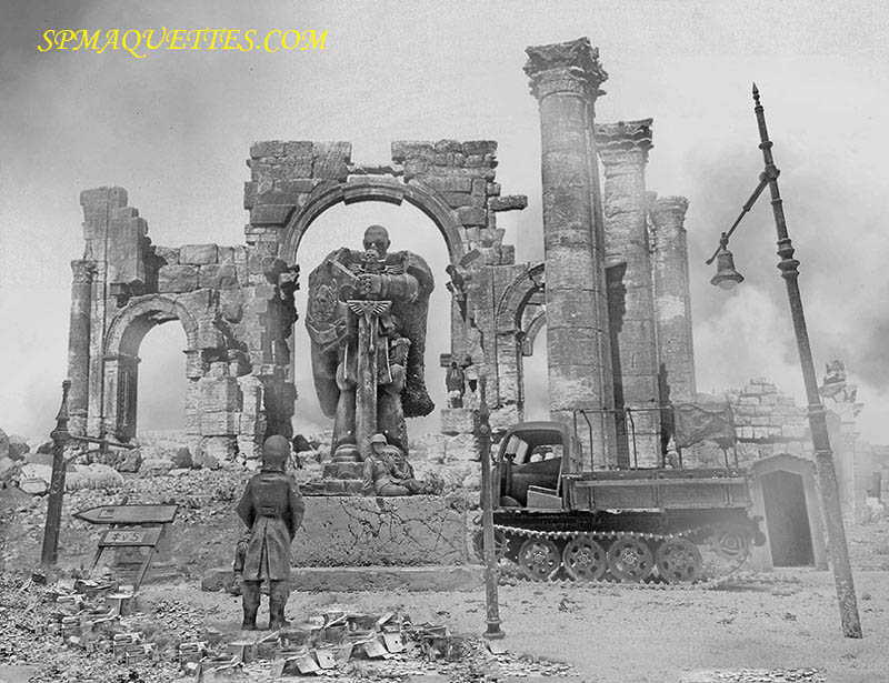 Soldat devant une statue et des ruines bombardées avec véhicule chenillé, diorama 1/35