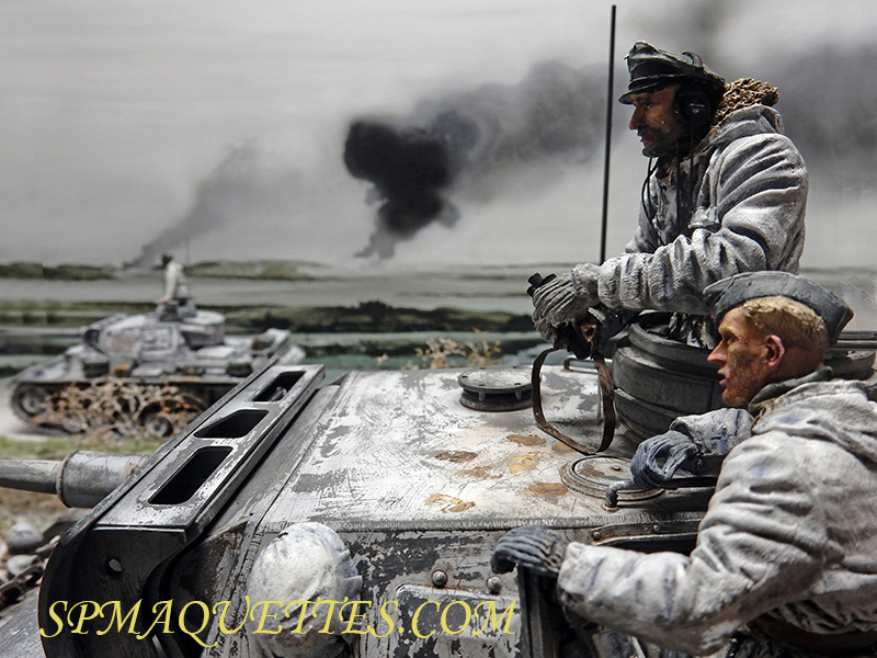 Maquette de Panzer III avec deux figurines d'équipage devant un paysage enneigé et des fumées de combat