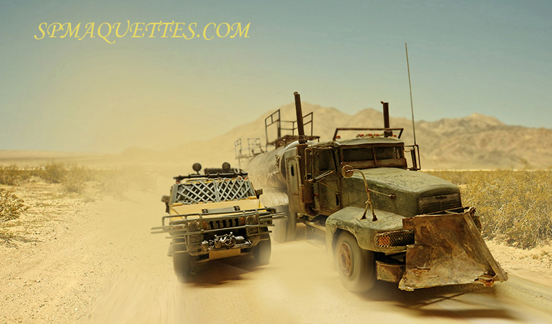 Photomontage d'un camion-citerne blindé et d'un Hummer roulant sur une piste désertique poussiéreuse