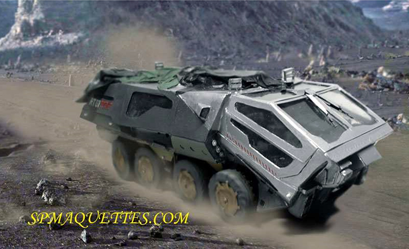 Photomontage du véhicule blindé Rover 01 Prometheus huit roues roulant sur terrain accidenté