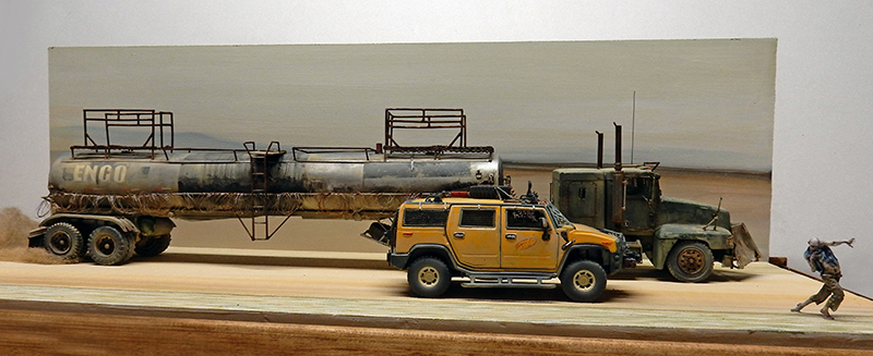 Diorama de maquettes avec Hummer jaune, camion-citerne rouillé et figurine dans un désert