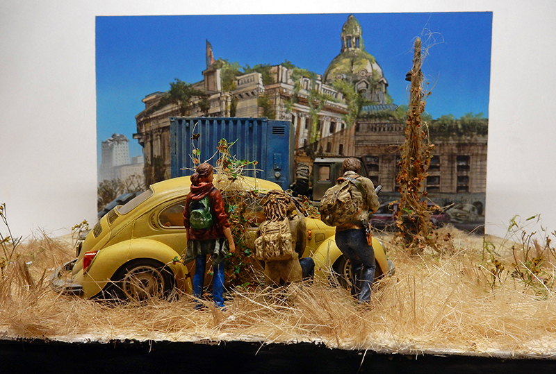 Diorama The Last of Us 2 avec deux figurines près d'une Coccinelle abandonnée dans une ville en ruines