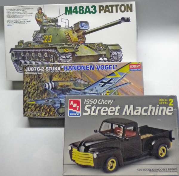 Trois boîtes de maquettes : char Patton M48A3, avion Stuka JU87G et pick-up Chevy 1950
