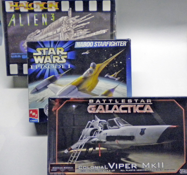 Trois boîtes de maquettes de vaisseaux science-fiction Alien 3, Star Wars et Battlestar Galactica