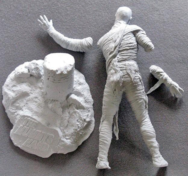 Pièces non peintes d'une figurine de momie en résine avec son socle