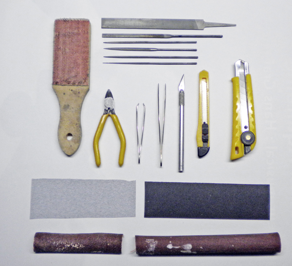 Outils de modélisme : limes, pince coupante, brucelles, cutters, papier abrasif et bâtons à poncer